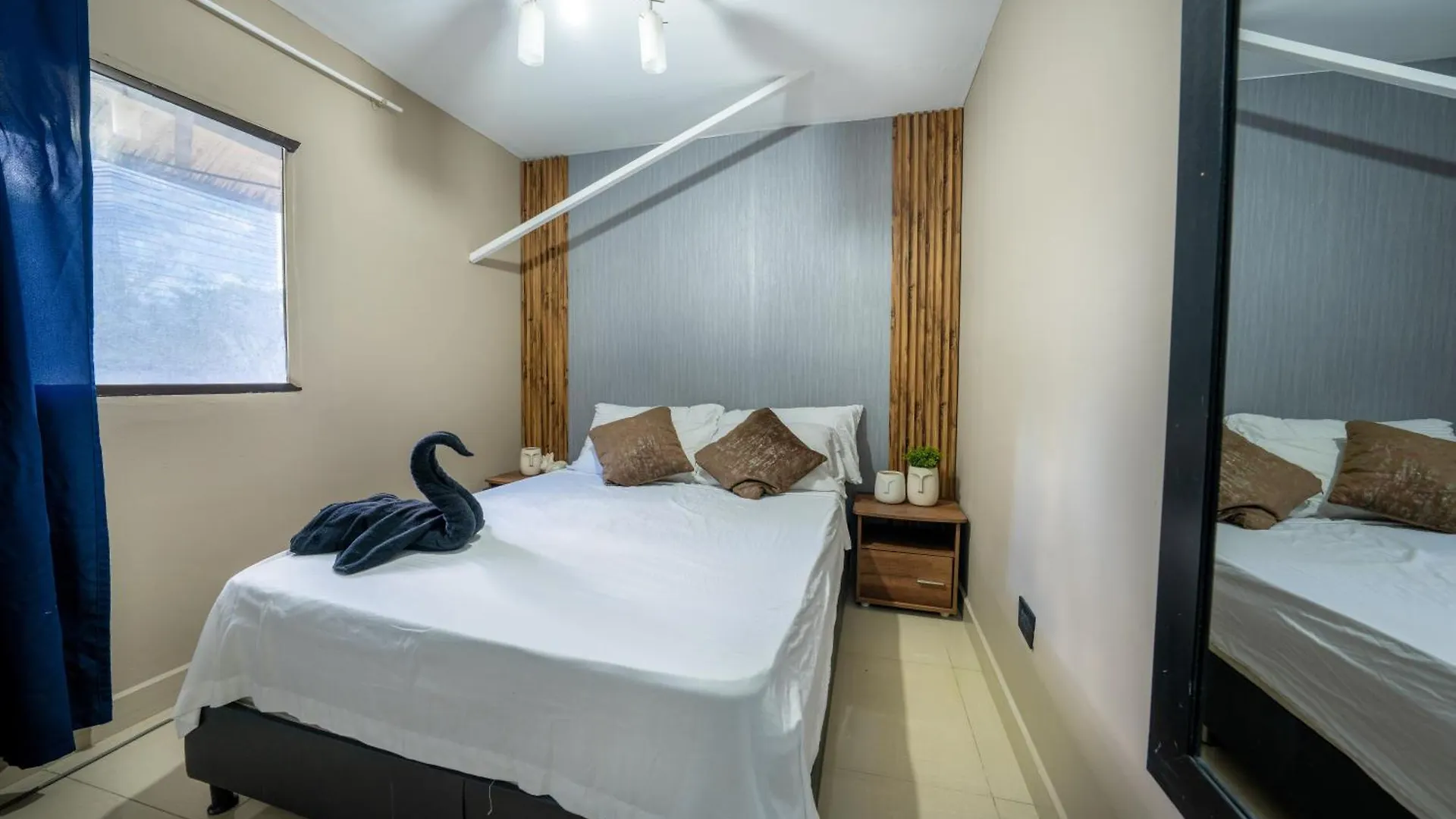 Апартаменты 6 Bedroom Penthouse With Pool Table- 1 Block From Lleras Park P4 Медельин