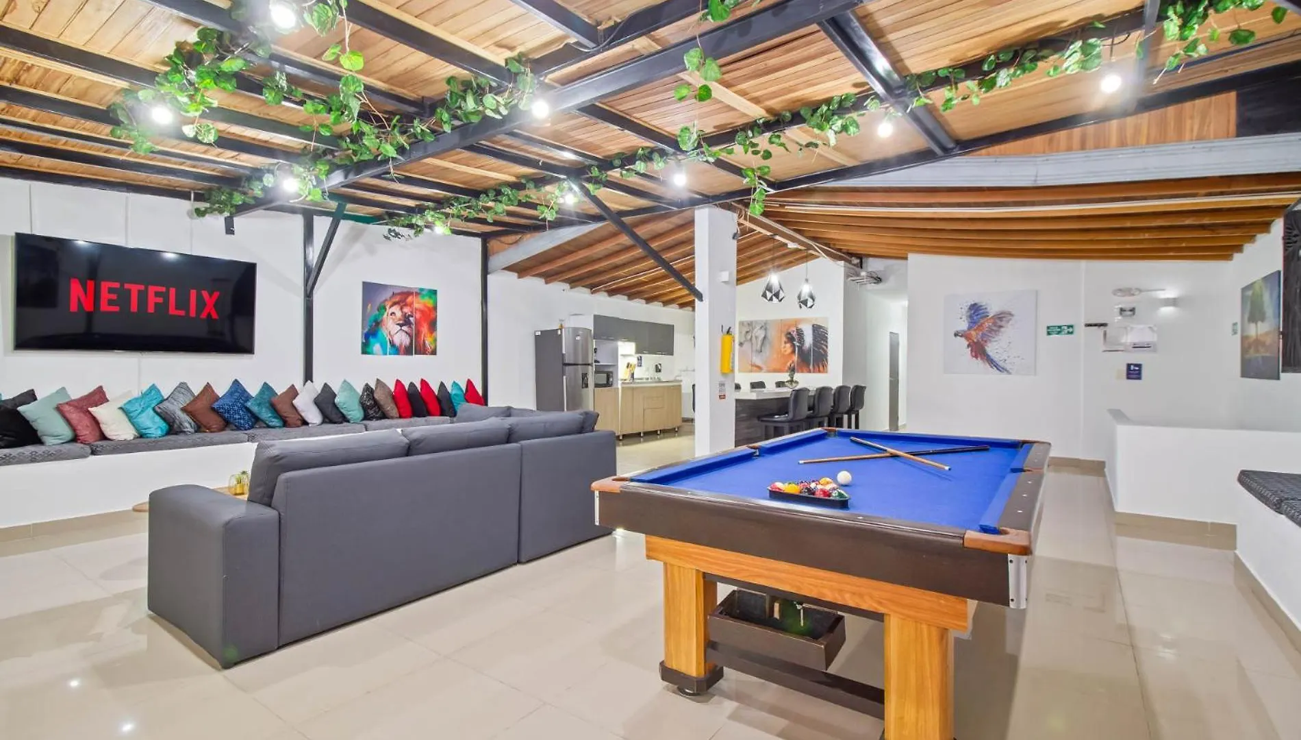6 Bedroom Penthouse With Pool Table- 1 Block From Lleras Park P4 Medellín