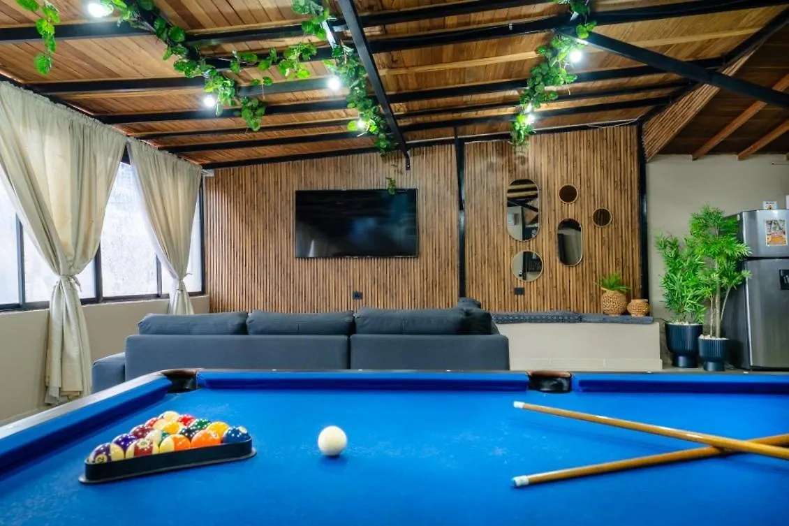 6 Bedroom Penthouse With Pool Table- 1 Block From Lleras Park P4 Medellín Appartamento