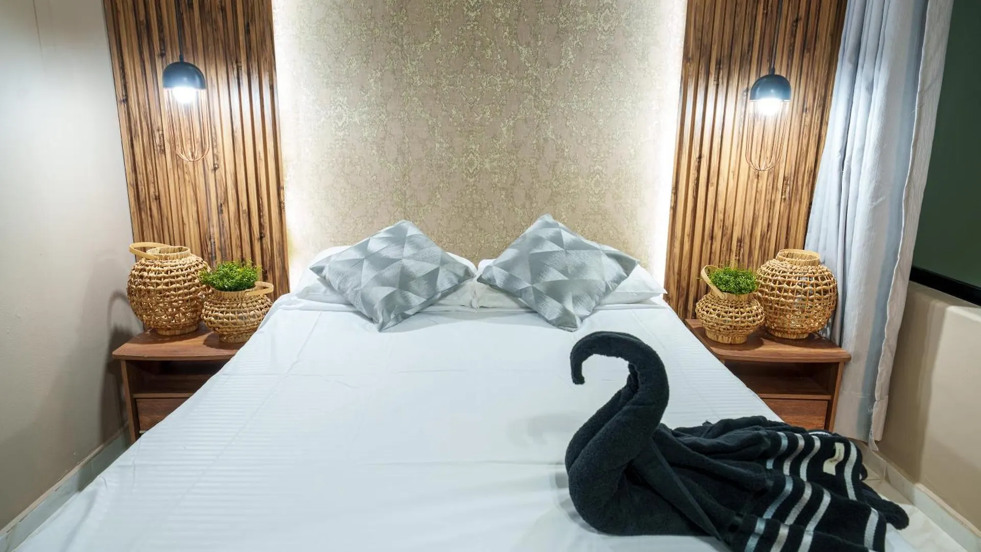 6 Bedroom Penthouse With Pool Table- 1 Block From Lleras Park P4 Medellín Appartamento