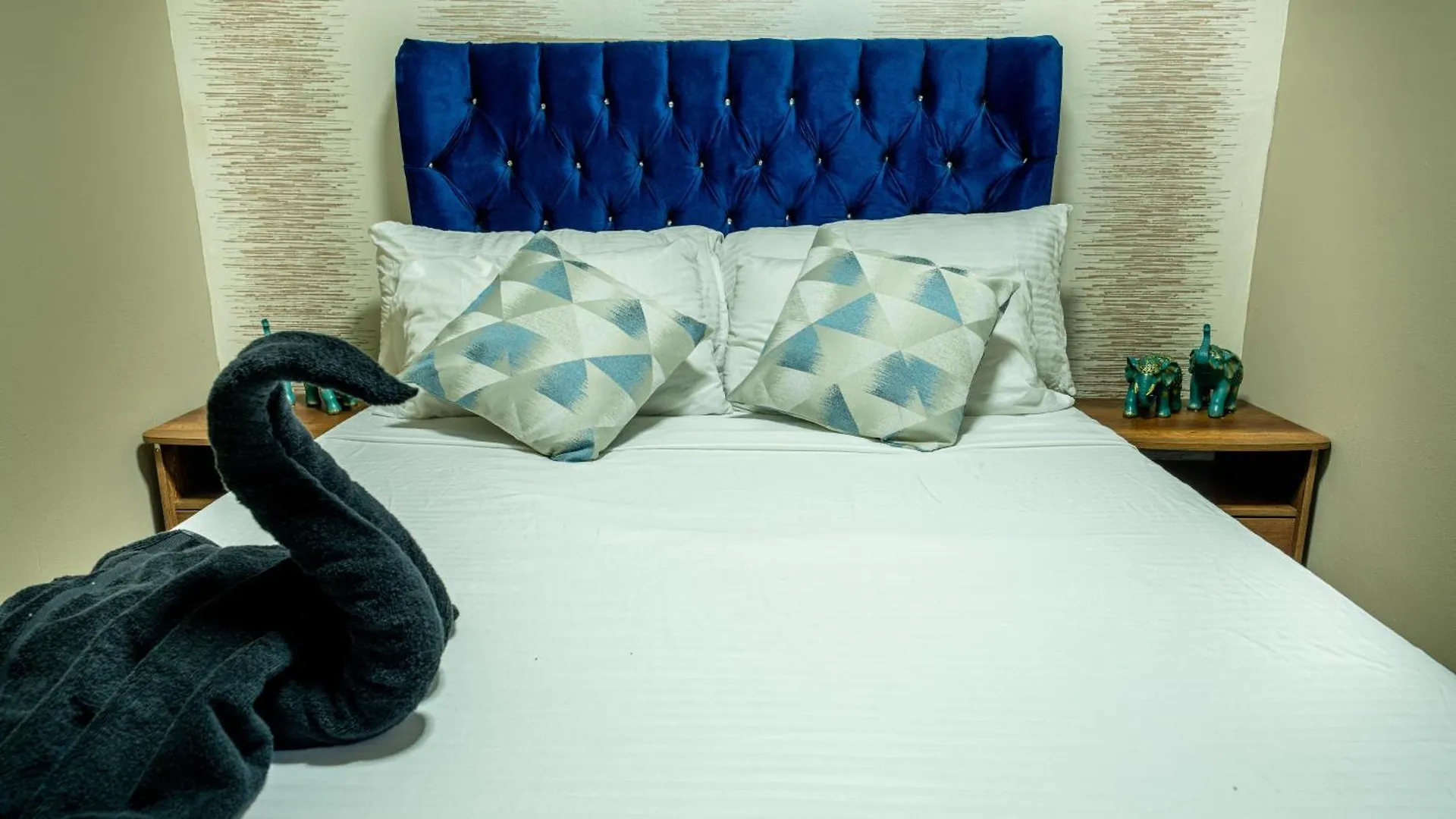 6 Bedroom Penthouse With Pool Table- 1 Block From Lleras Park P4 Medellín Colombia