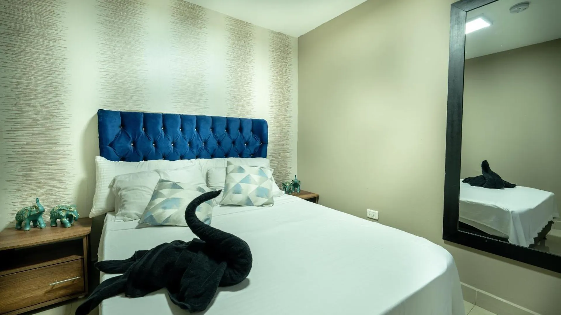 6 Bedroom Penthouse With Pool Table- 1 Block From Lleras Park P4 Medellín 0*,  Colombia