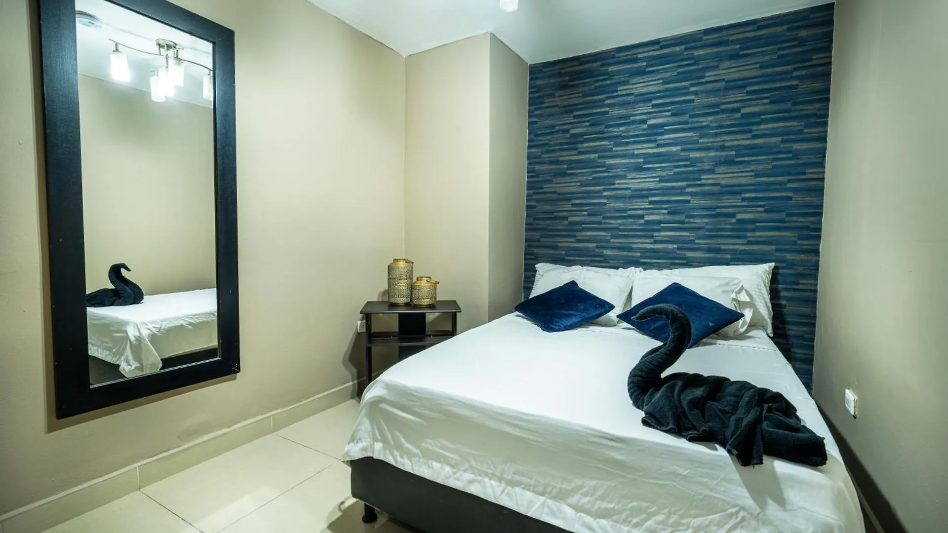 6 Bedroom Penthouse With Pool Table- 1 Block From Lleras Park P4 Medellín
