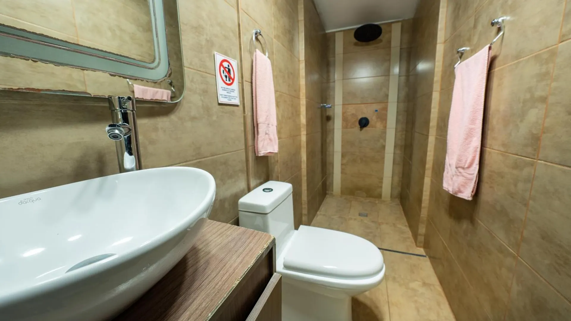 6 Bedroom Penthouse With Pool Table- 1 Block From Lleras Park P4 Medellín Appartamento
