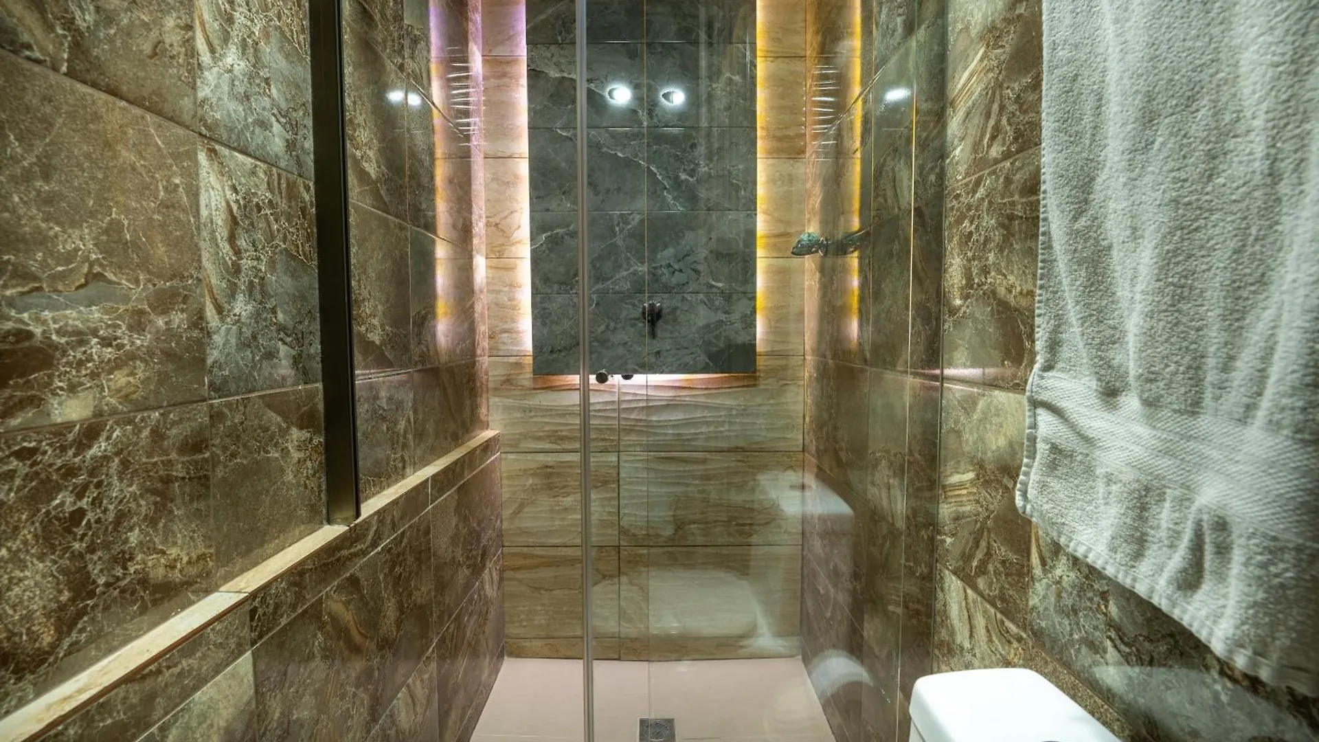 6 Bedroom Penthouse With Pool Table- 1 Block From Lleras Park P4 ميديلين 0*,